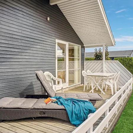 3 Bedroom Awesome In Juelsminde Holiday home
