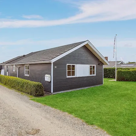 Holiday home 3 Bedroom Awesome In Juelsminde